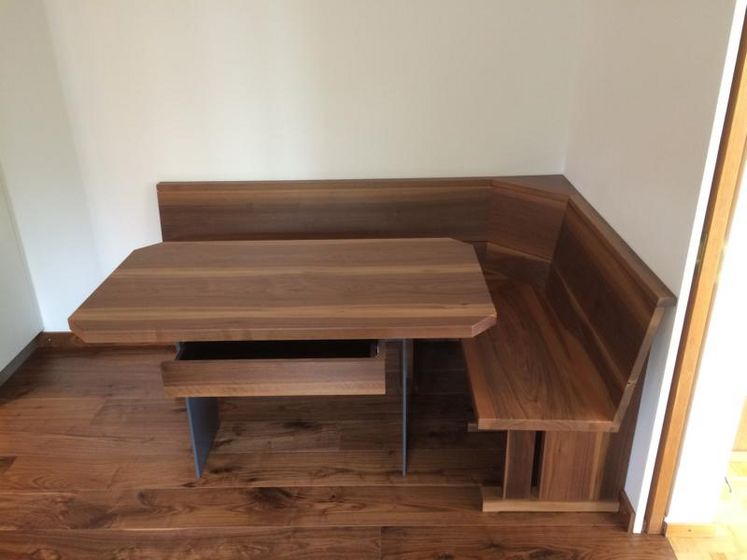 Holz-Eckbank mit Tisch in modernem Design.