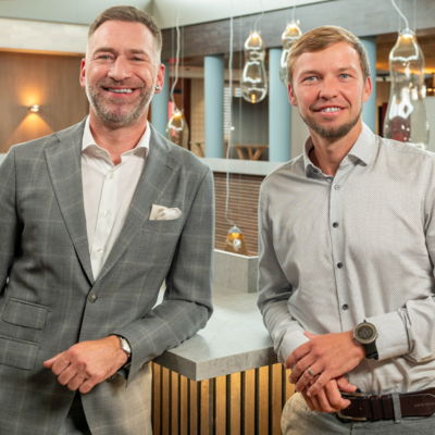 Team Stark AG Zwei Männer in Büro mit modernem Design.