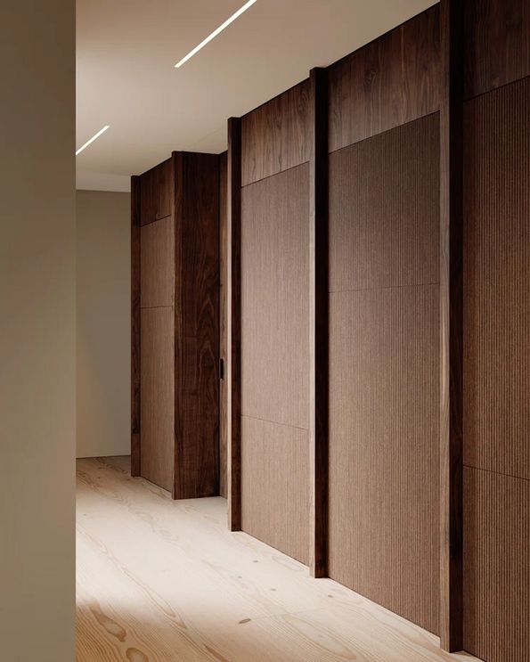 Moderner Innenraum mit hochwertigen Holz- und Akustik-Wandbelägen.