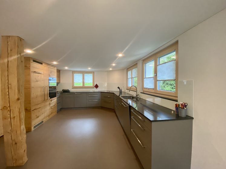 Moderne Küche mit Holz- und Metallkomponenten.