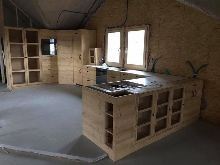 Moderne Holzküche in einem Neubau mit offenen Regalen und Einbauschränken.