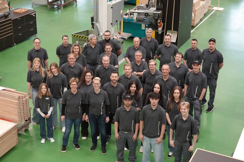 Gruppenfoto des Stark AG Teams in ihrer Werkstatt.