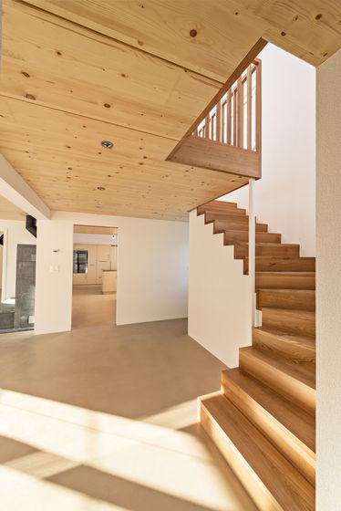 Interieur mit Holzdecke und Treppe in modernem Design.